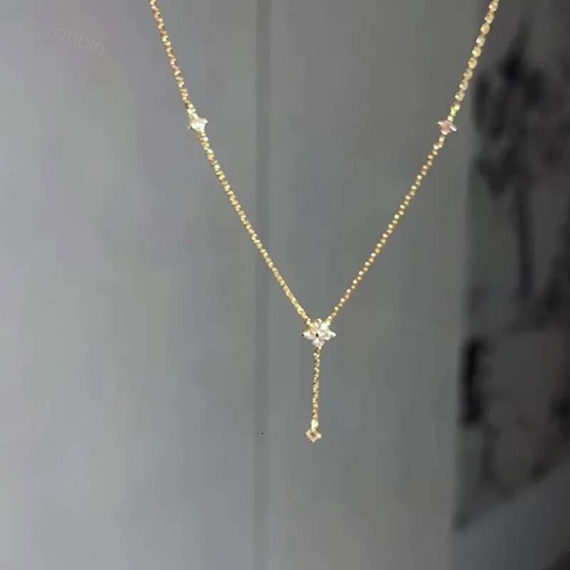 Collier pendentif trèfle à quatre feuilles de luxe à la mode, parure polyvalente pour femmes, chaîne texturée de fabrication exquise, ornement lé