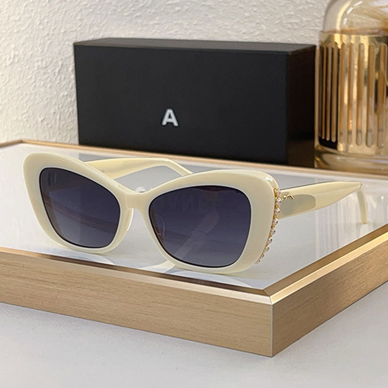 Fashion Cat Eye Sunglasses Designer Sunglasses CH8481 White Acetate Frame Grey Gradient Lens Women Retro Elegant Glasses Pearl Chain Design UVAUVN P