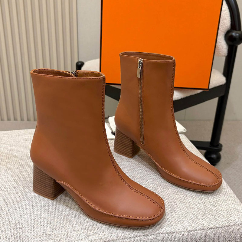 Womens Short Boots Ladies Calfskin Snow Boot Designer Runway Style Leather Boots Classic Outdoor Leisure Boots Side Zipper Ankle Boot Leather Outsol