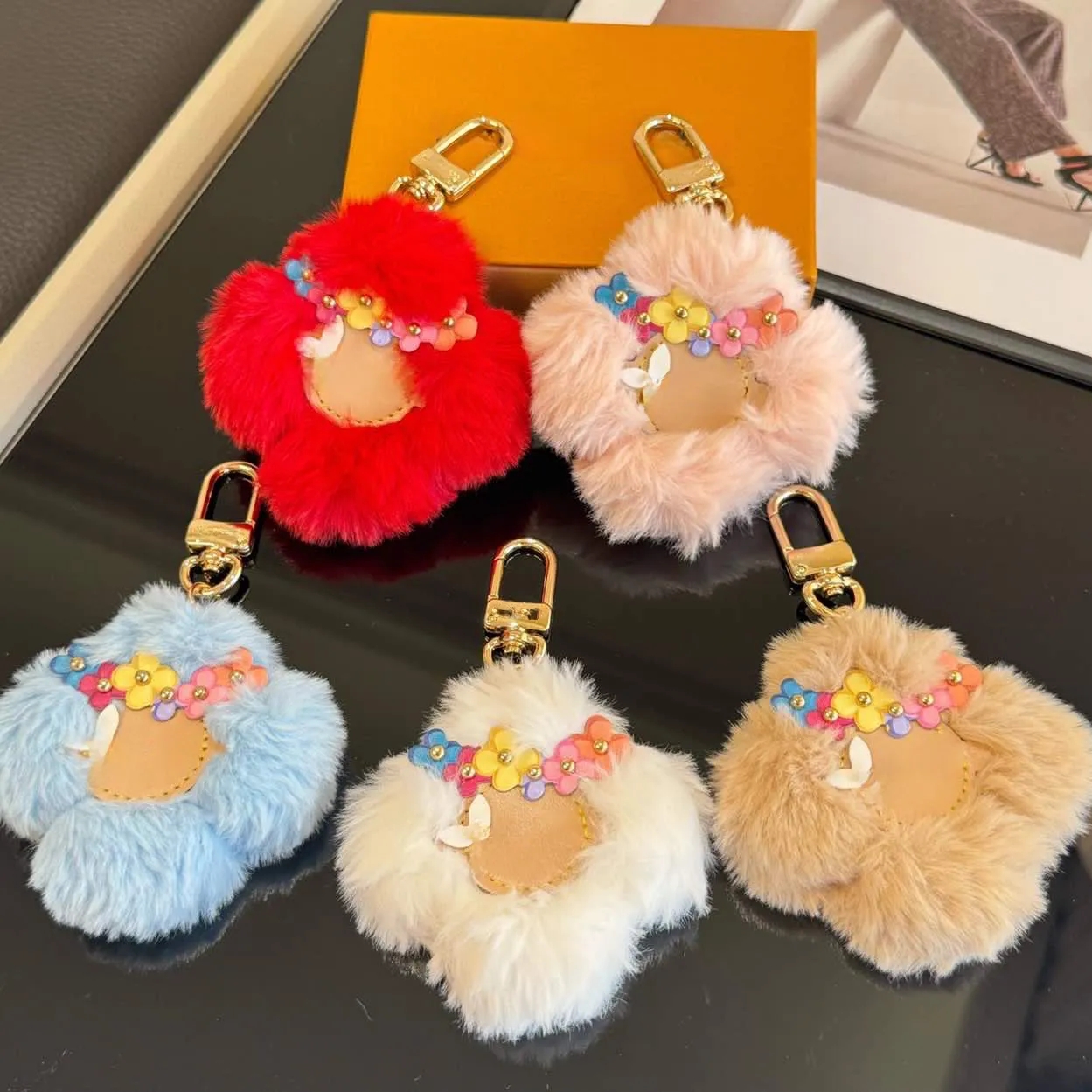 Charms de sac Designer Vivi fleur couronne en peluche porte-clés doux fourrure tournesol sac charme coloré Floral pendentif sac à main voiture po