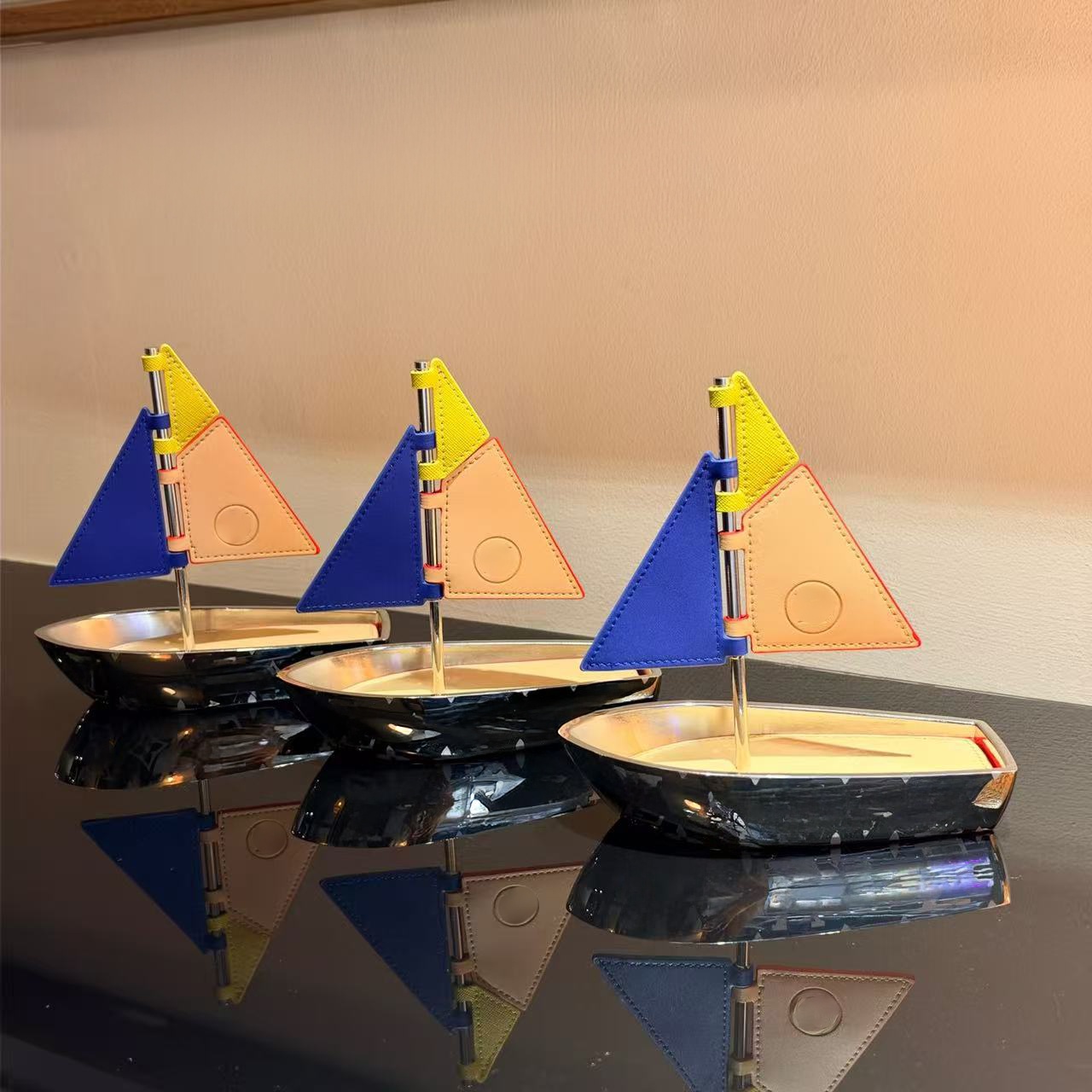 Luxury Airplane Designer Sailing Boat Aromatherapy Decorative Piece Women Car Figurine Keychains Charm Aircraft Figurine Key Rings Keychain Keychain