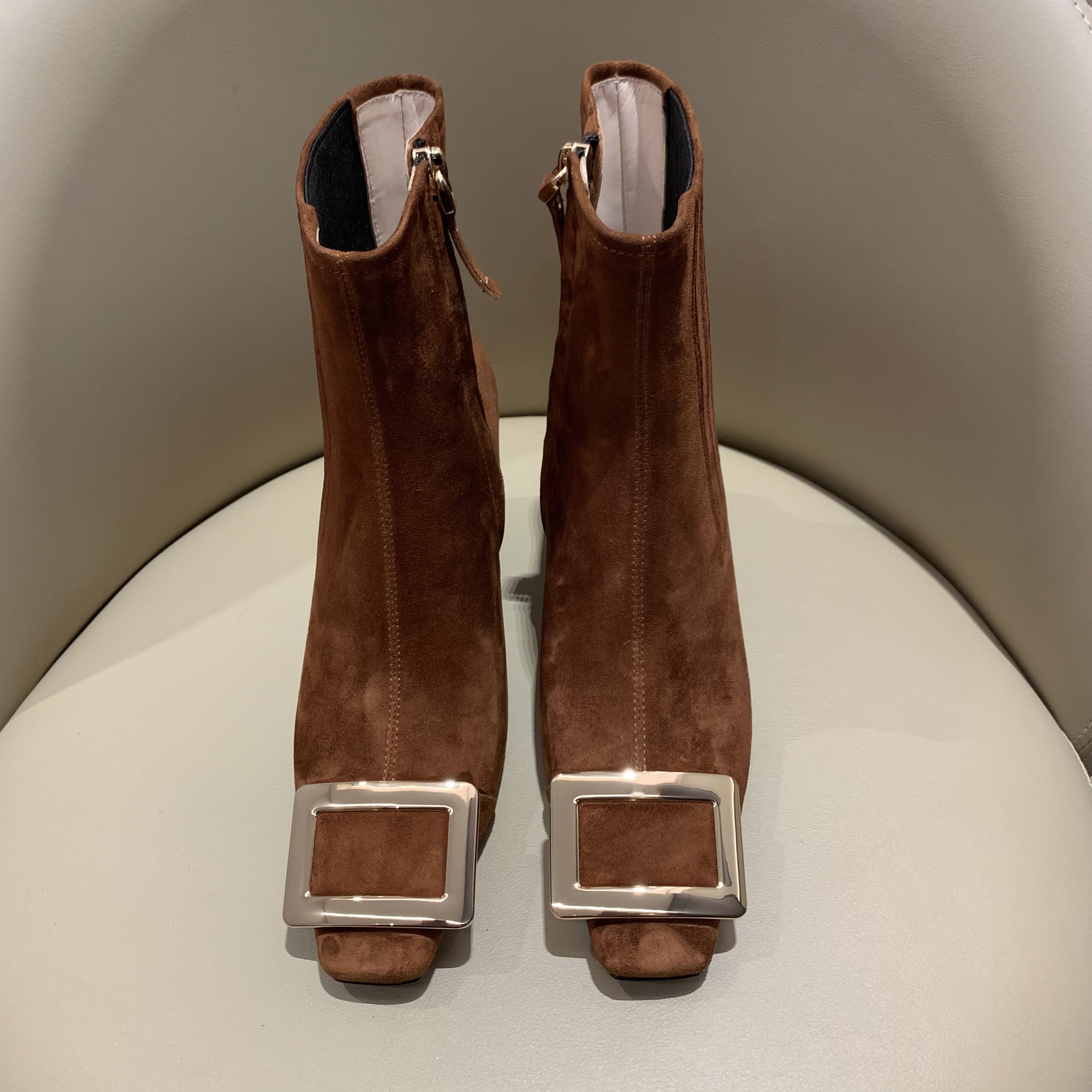 Stivaletti Chelsea classici con fibbia quadrata da donna di design, stivaletti alla caviglia in morbida pelle scamosciata, design con cerniera con t