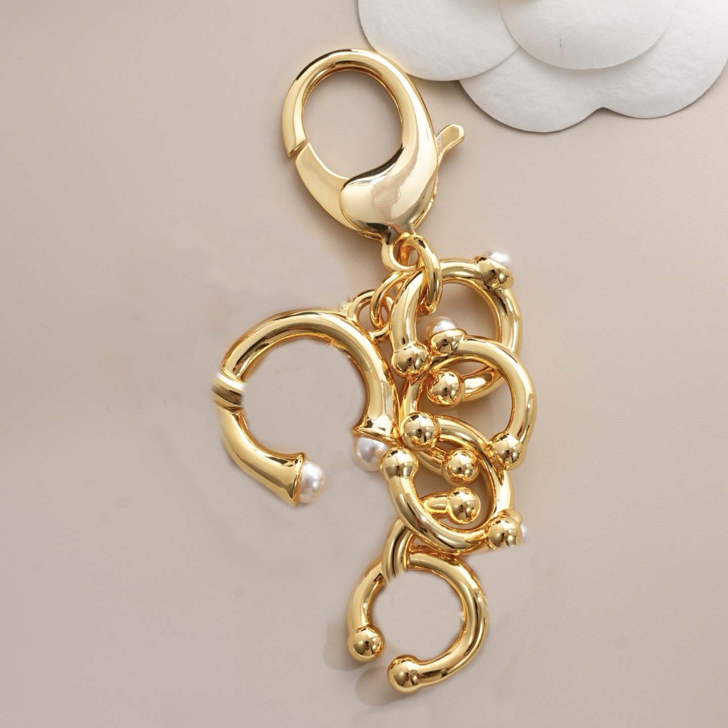 Boucle d'oreille de luxe de qualité avec perles de coquillage blanches en plaqué or 18 carats avec boîte porte-clés tampon PS2150