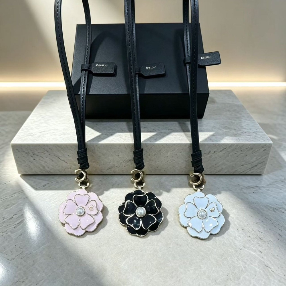 Designer de luxe Camélia Fleur Porte-clés Vintage Sac En Cuir Charme Bourse Charme Dainty Floral Sac À Main Pendentif Tendance Femmes Porte-clés