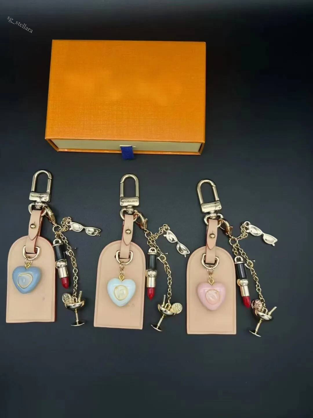 Porte-clés à breloques en forme de cœur, rouge à lèvres, en alliage, pendentif de sac en cuir avec boîte-cadeau, accessoire de mode pour femmes,