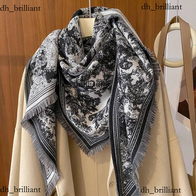Luxury Autumn/Winter Collection New Korean Atmosphere Thickened Knitted Designer Triangle Scarf Women's Accessories Shawl Appearance Hot