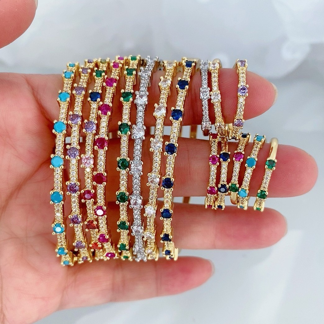 Bracelet à anneau rond géométrique incrusté de zircons, un accessoire élégant et unique qui complète n'importe quelle tenue en offrant une touche