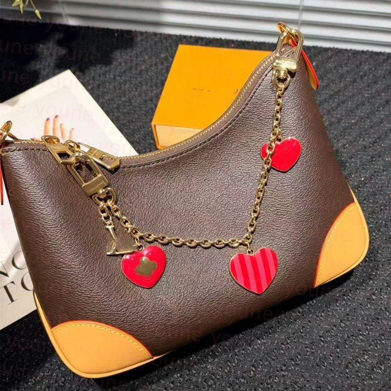 Designer Fashion Enamel Three Hearts Bag Charm Keychain Gold Metal Chain Purse Pendant Handbag Decor Ornament Valentine Birthday Gift for Girls