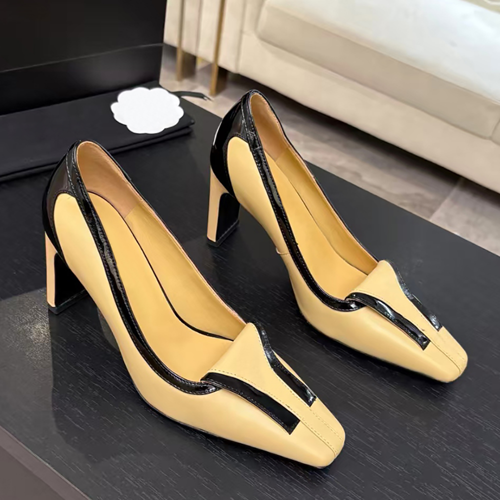 Décolleté da donna di design di lusso vintage bicolore con punta quadrata e tacco largo in vera pelle con finiture in vernice lucida a contrasto ele