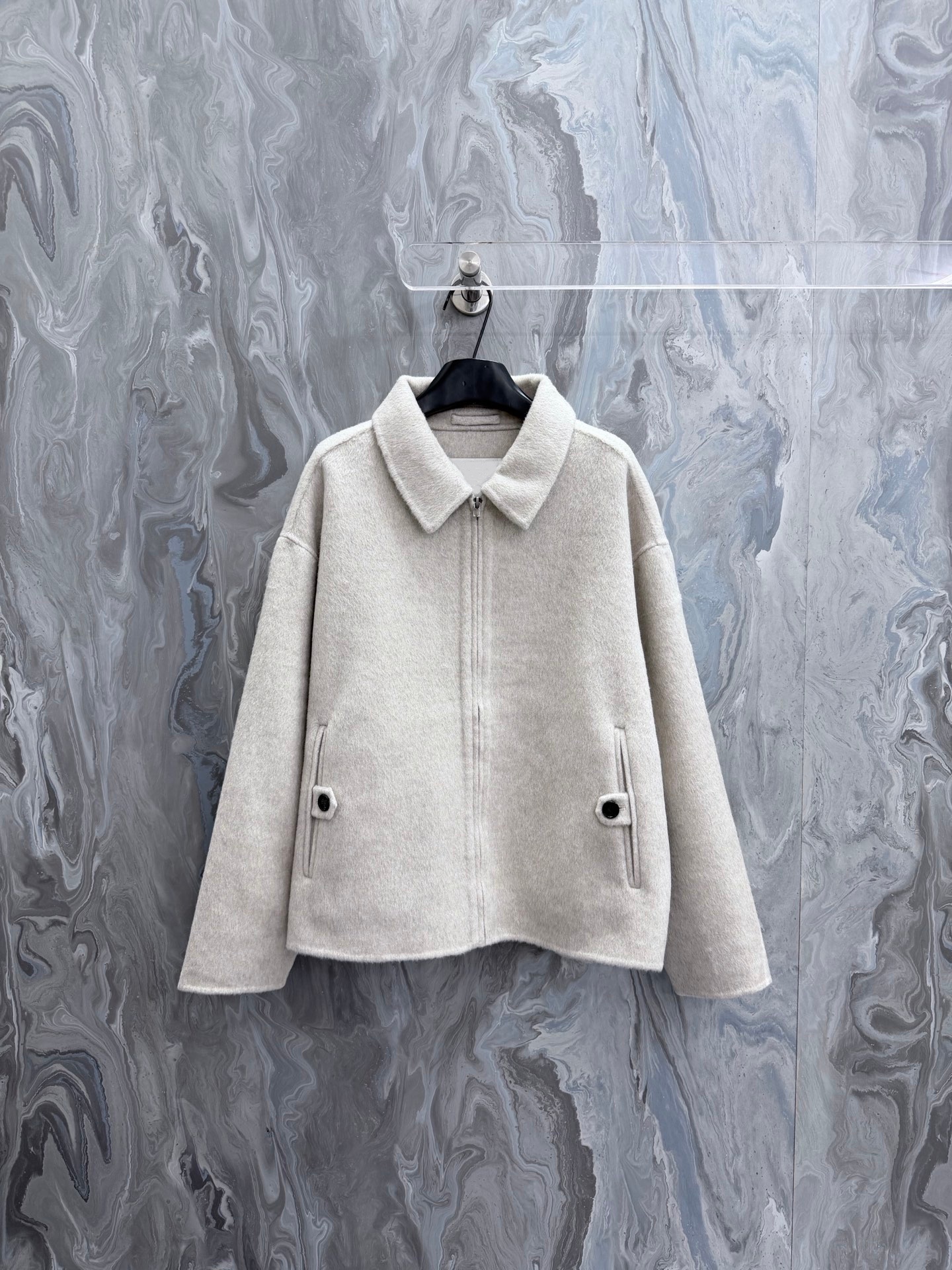Une veste courte en laine double face boutonnée et zippée de haute qualité pour hommes