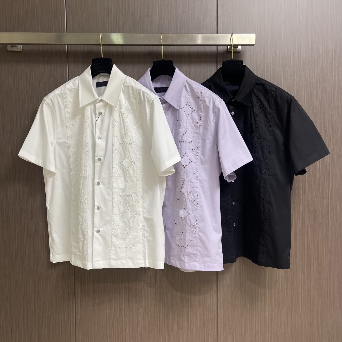 Designer brand clothing, high-quality men's casual shirt, lightweight combed cotton vacation style short sleeved shirt, front hollow embroidery