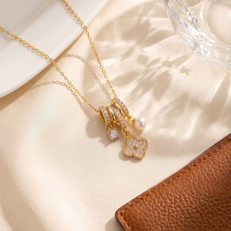 Collier en cuivre polyvalent avec de délicats embellissements de diamants en trèfle à quatre feuilles, une chaîne de clavicule légère et chic
