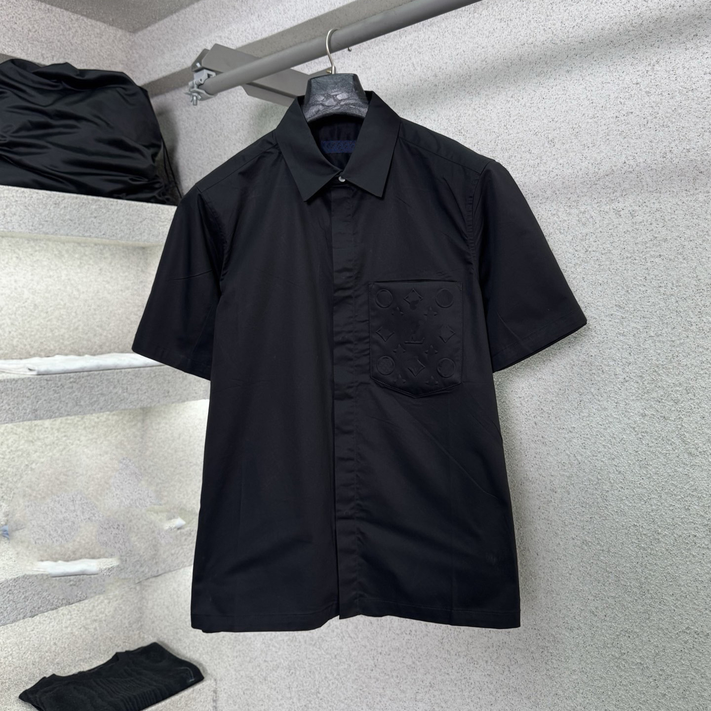 Designer brand clothing, high-quality men's clothing, simple and luxurious, embossed pocket short sleeved shirt, black woven breathable busines