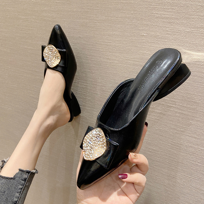 Les femmes de marque couvrent les glissades d'orteil chaussures rondes de boucle métalle de boucle boues mules féminines sandales en cuir massif