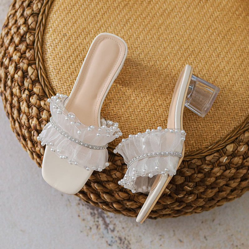 2025 Perle Sandales transparentes Femmes Designer Designer Ruffles Band Band Slippers Cordons Percations Med-High Heels Slid D506