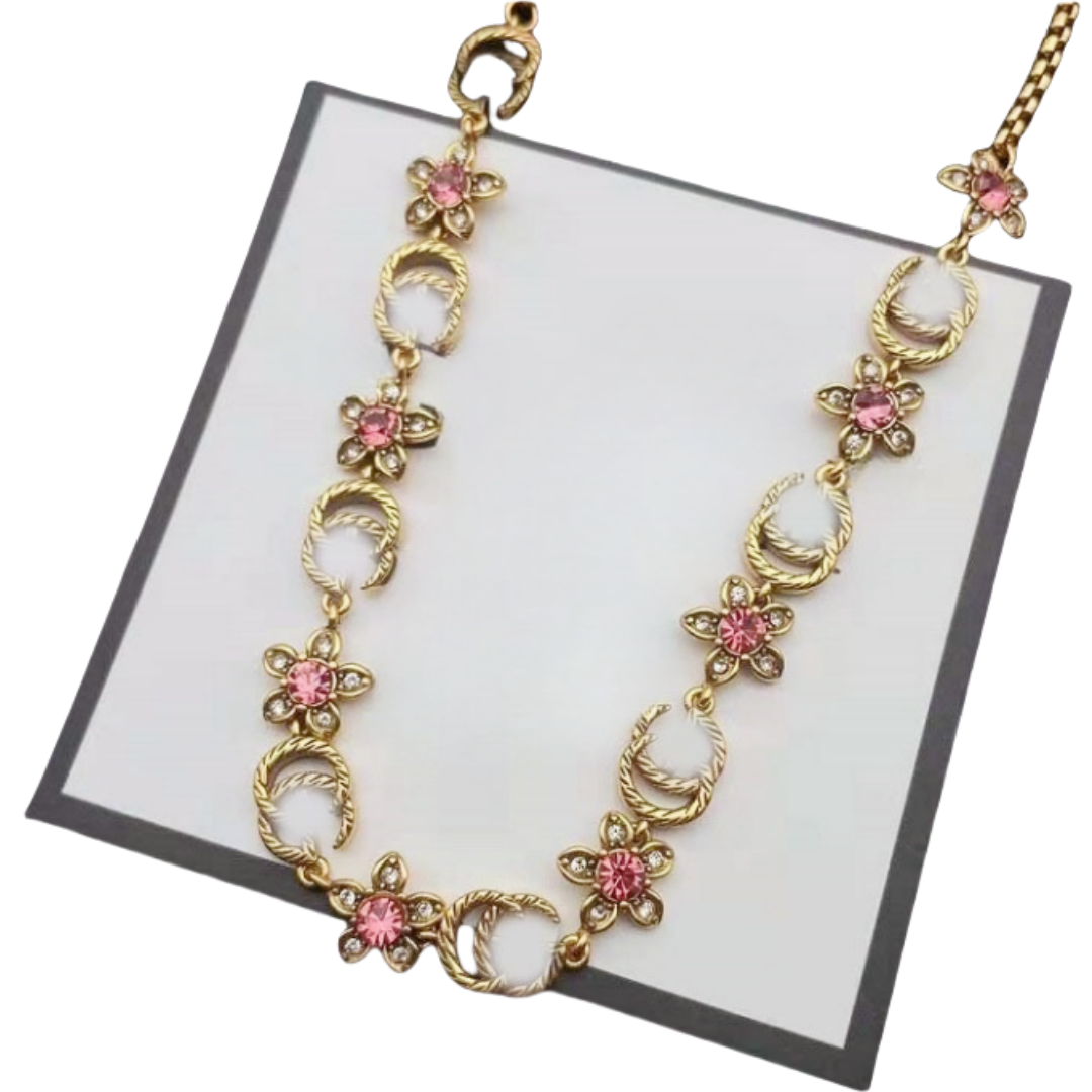 Bijoux de créateur Accessoire de luxe Ensemble de bijoux exquis Collier, bracelet, boucles d'oreilles, pendentif d'oreille, boucles d'oreilles cr