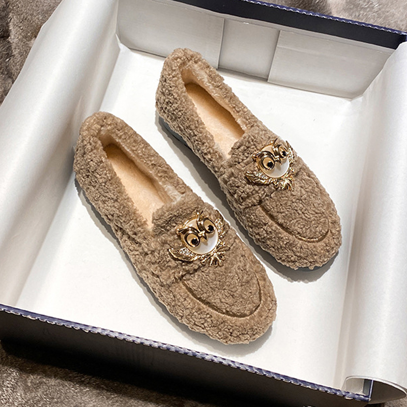 2025 Chaussures en glucides en lambe de lambedies Mes d'hiver Plux Coton Flats en laine Muis de fourrure Femmes Charmes de choux Sneakers Lolita