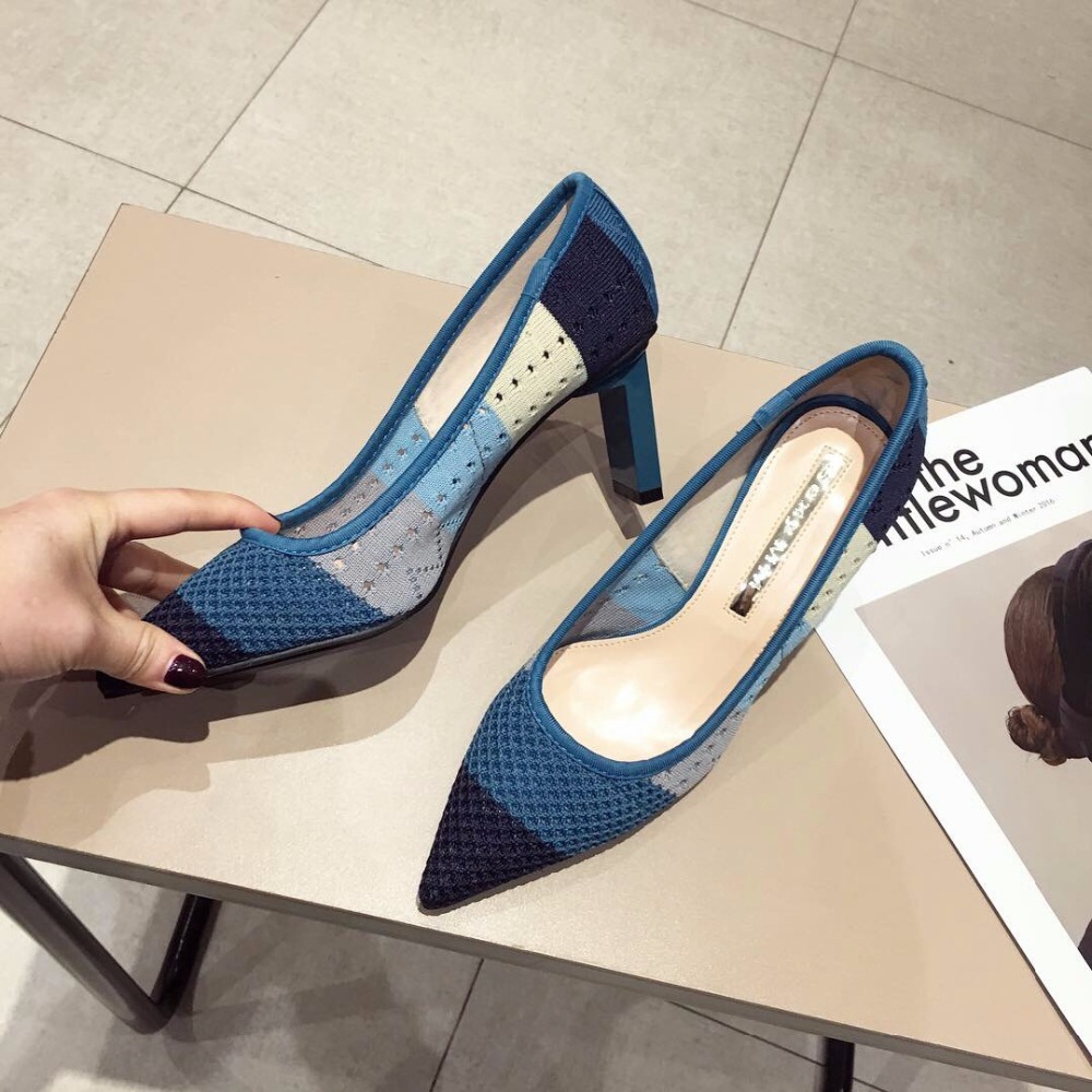 Famous Designer Air Mesh Talons hauts Chaussures d'été Femmes Strange Talèled Couleur en tricot Pumps Dames Découpe Talon F D26C