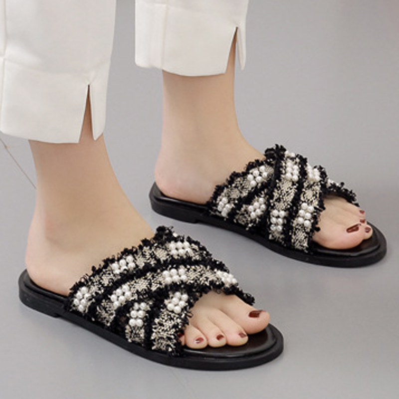 Mélangez la couleur des pantoufles noires / blanches femme petites perles de chaussures de tissu supérieur dames sandales plates en bande passant