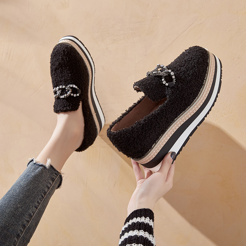 Plateforme plate d'hiver Femmes 2025 FURS FARS Épaissir semed en peluche Chaussures de brogue Femme Creeners Chaîne Coton E5F1