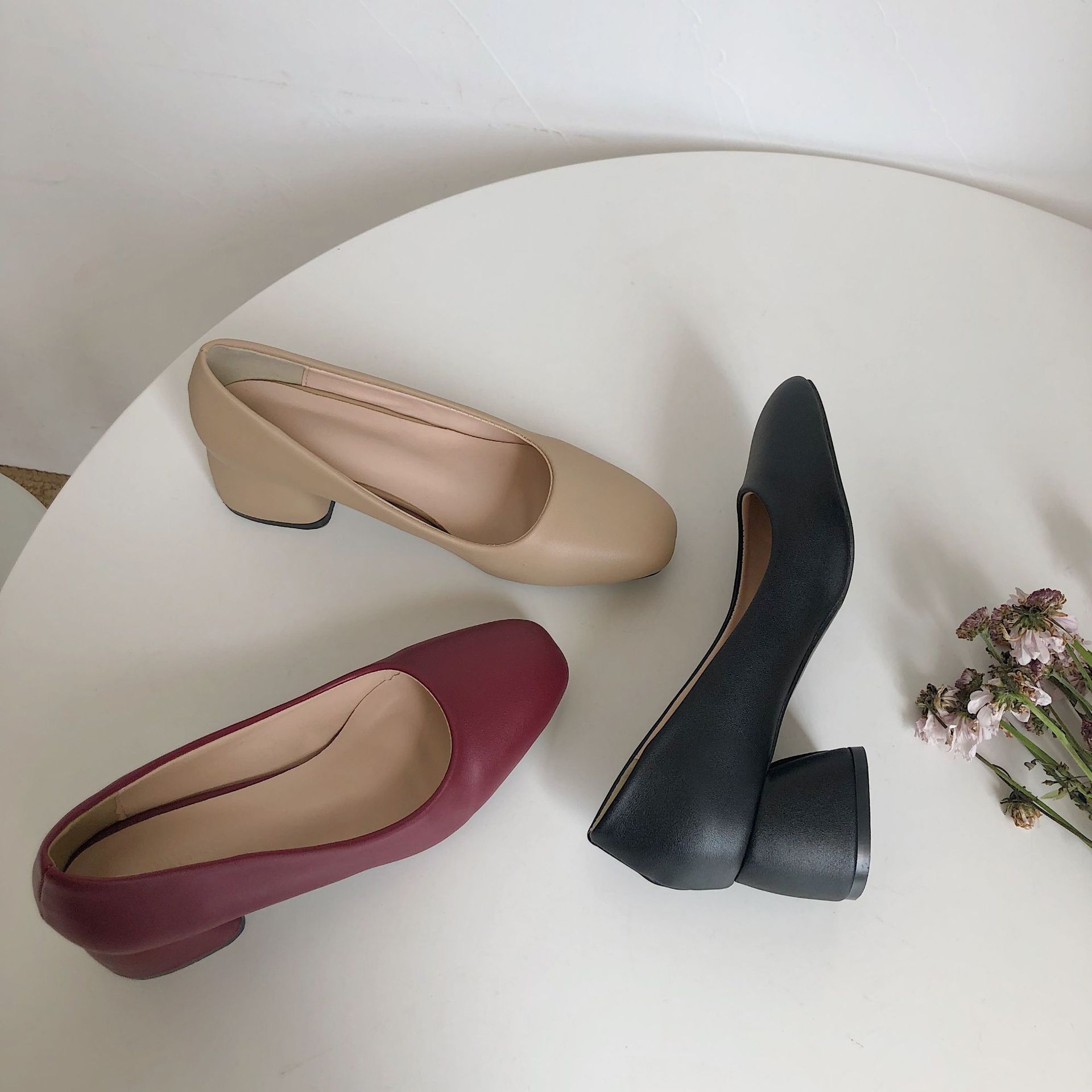 Travail dames pompes brèves en cuir massif carré talons hauts peu profonds de chaussures de femme confortables tout match chaud en vente cure de