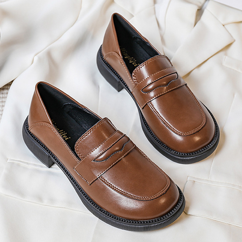 2025 Chaussures en cuir noires / marron britanniques Femmes Solid Flats Round Toe Oxfords Ladies Casual Slip on Loafers Mocasin 3D6E