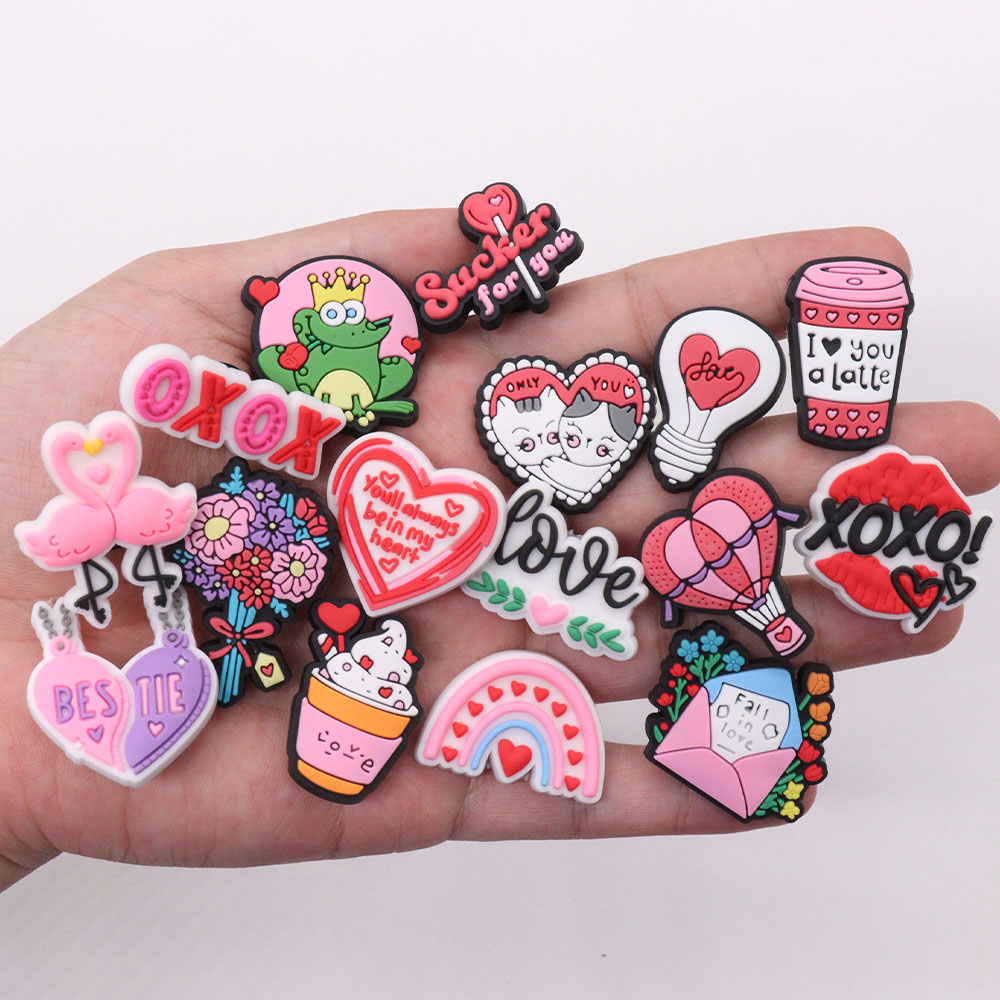 Cupcakes en PVC en forme de cœur, sandales de jardin, breloques de chaussures, décorations de boutons d'amour, adaptés au sac à dos, vente en gro
