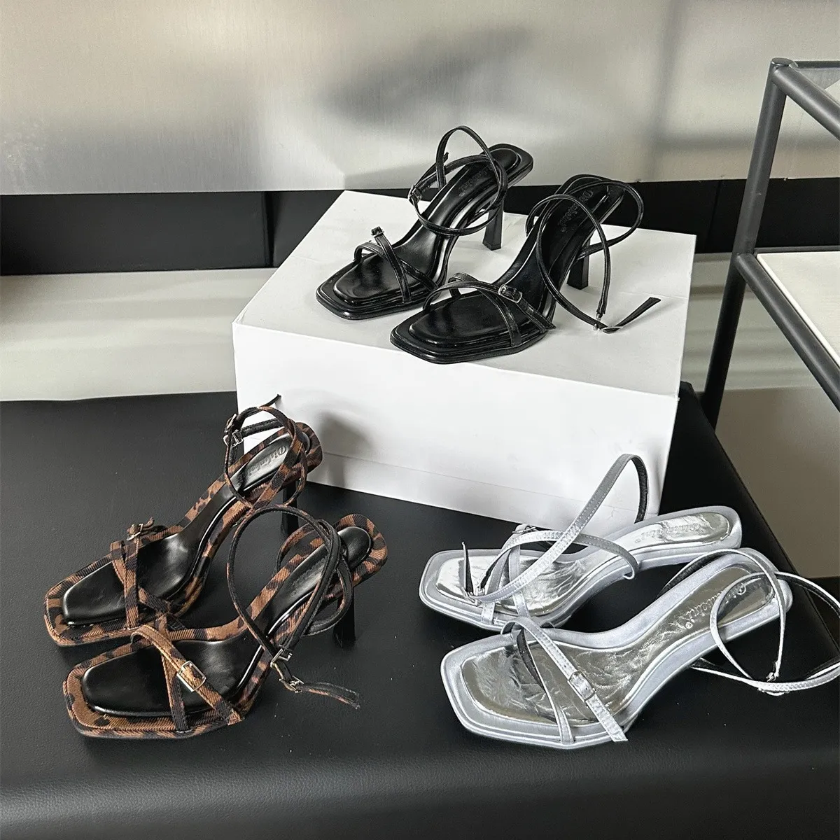 2024 Livraison gratuite Été Nouveau bracelet croisé Open Toe Square Toe Tempérament minimaliste Sandales à talons élevés pour les femmes