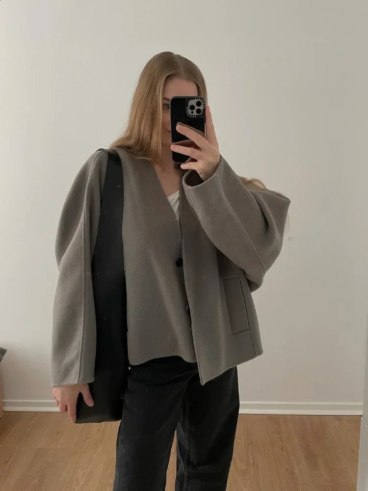 Autumn fashion gray wool loose V-neck jacket womens fashion solid single chest short jacket 2024 winter womens high street clothing 240902
