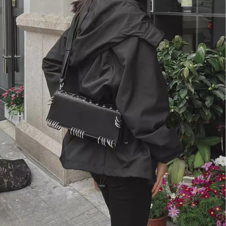 Womens Shoulder Bag Harajuku Fashion Gothic Casual Black Chains Handbag Girls Pu Leather Ladies Motorcycle Sac 240902Z