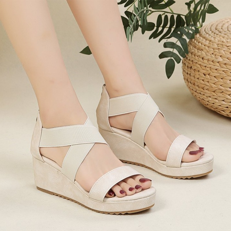 Femmes Designer 2024 Summer Roman Casual Office Tandes Sandales Fashion Black High Heels Sole Sole Dames Plus Taille chaussures D196