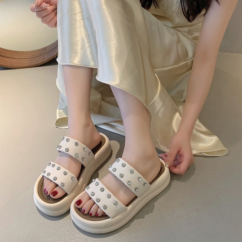 Plate-forme 2024 Slippers Femmes Clip Toe Chaussures confortables Robe de marche Sandales Summer Beach Flip Ps Fashion grande taille Femme Femmes