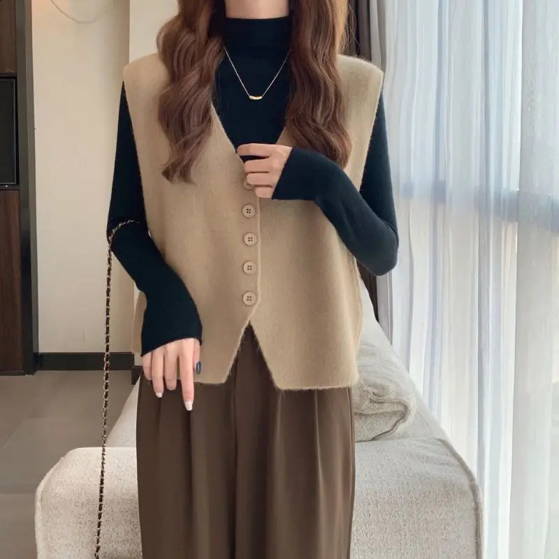 Cardigan Vest Autumn and Winter 2023 Little Fragrant Sweater Knitted Women Sleeveless Overlapping Small Cuff 240904