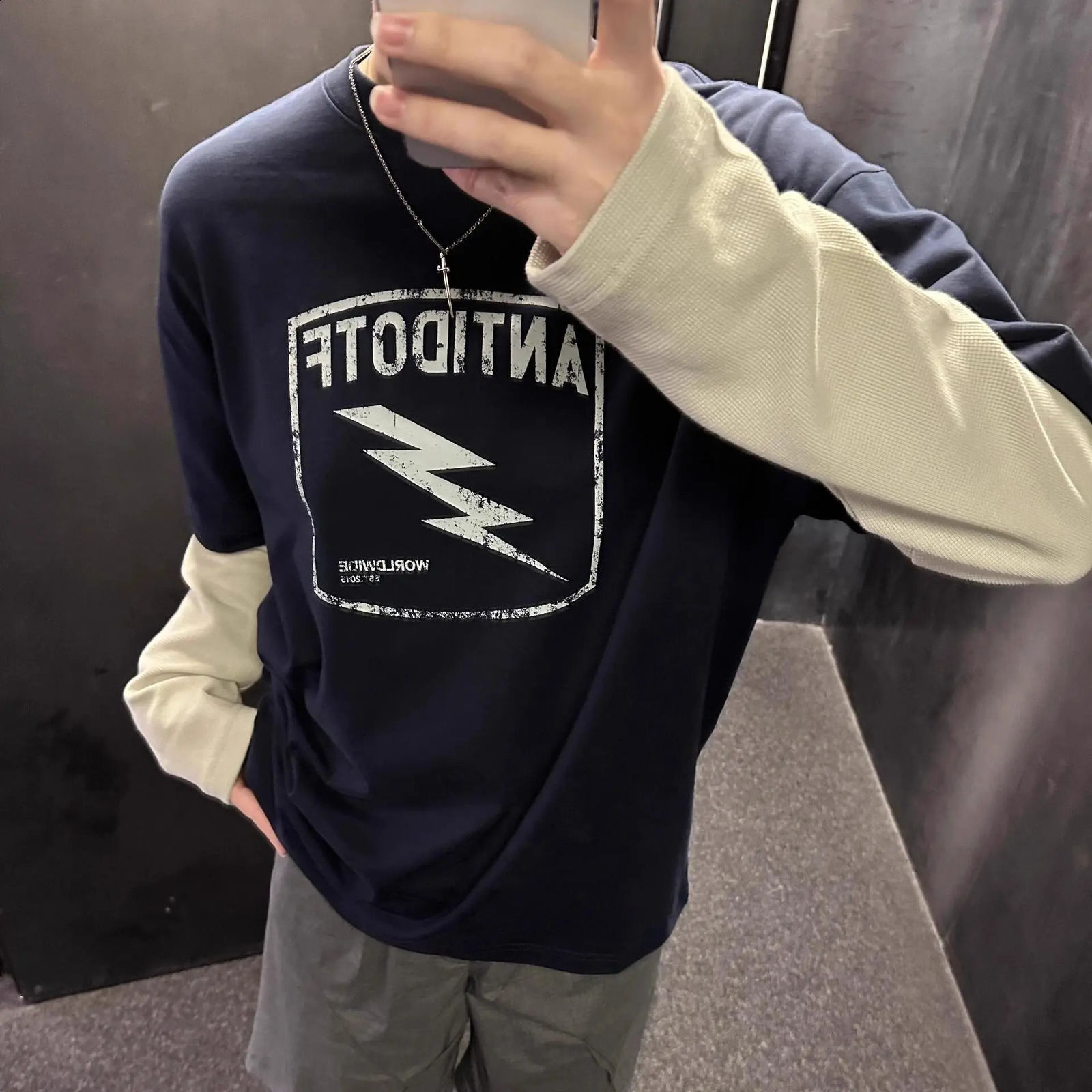T-shirt américain rétro rétro à manches longues pour les hommes et les femmes avec un fond d'automne de foudre