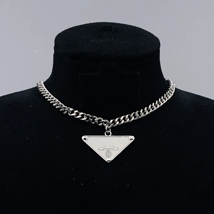 Collier Hip Hop de créateur en acier inoxydable, chaîne triangulaire inversée polyvalente pour les deux sexes, cadeau de mariage