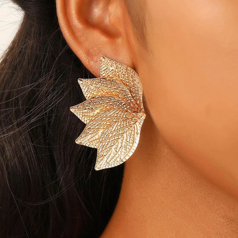 Texture de mode Boucles d'oreilles en métal en forme de ventilateur pour les femmes en or et à la température argentée Boucles d'oreilles symétri