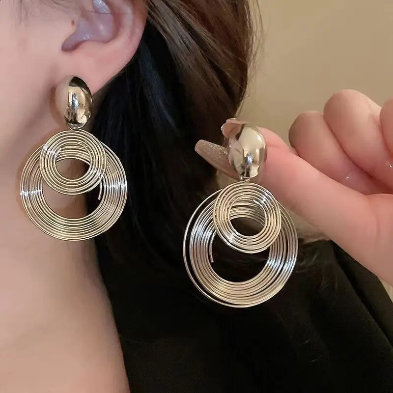 Boucles d'oreilles pendantes à bobine tressé en métal multi-couches adaptées aux boucles d'oreilles de pendentif ovale circulaire géométrique à l