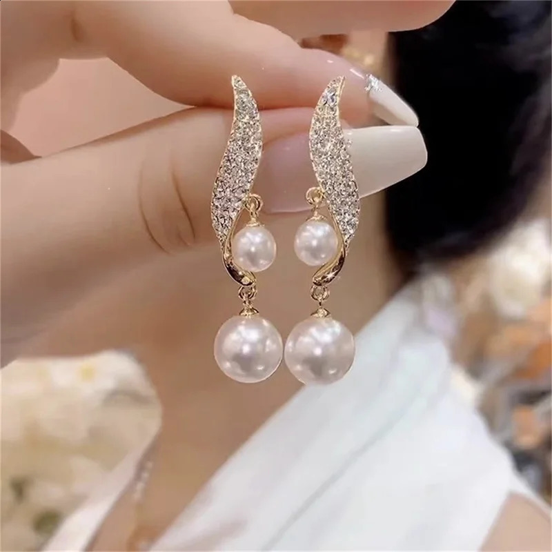 Boucles d'oreilles pendantes à double perle d'imitation élégante adaptées aux boucles d'oreilles en cristal en cristal pour femmes cadeaux de bij