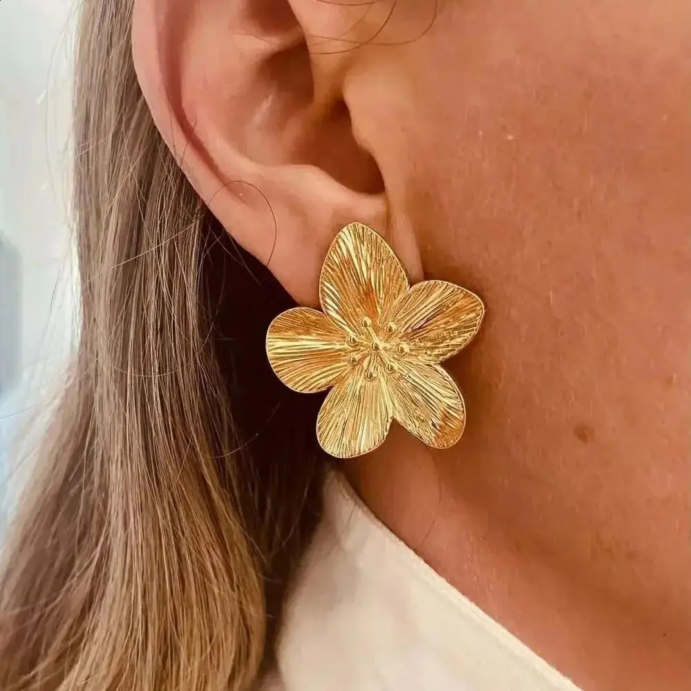 Uworld Low Allergy Retro Flower Stud Earrings Premium 18k Gold Plated Stainless Steel Womens Party 240905