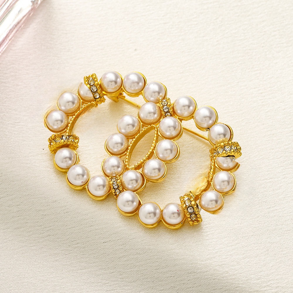Brooches Luxury Designer Pearl Brooches Mens Womens Brand Pendant classics Brooche Sweater Suit Brought Pin Clothing Jewelry Accessories gift UU