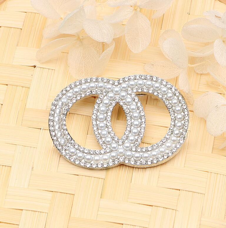 Lettres de créateur de mode Broche Mode Célèbre Lettre Gland Perle Cristal Luxe Couples Personnalité Strass Costume Broche Bijoux Accessoires