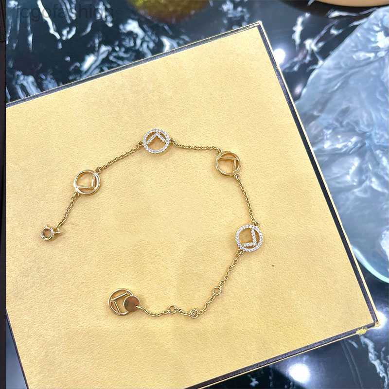 Designer 2022 Luxury Link Chain Fashion Bracelet Designer Fomen Femmes Simple Classic Letters Gold Diamond Bracelet Anniversary Wedding Party Gif