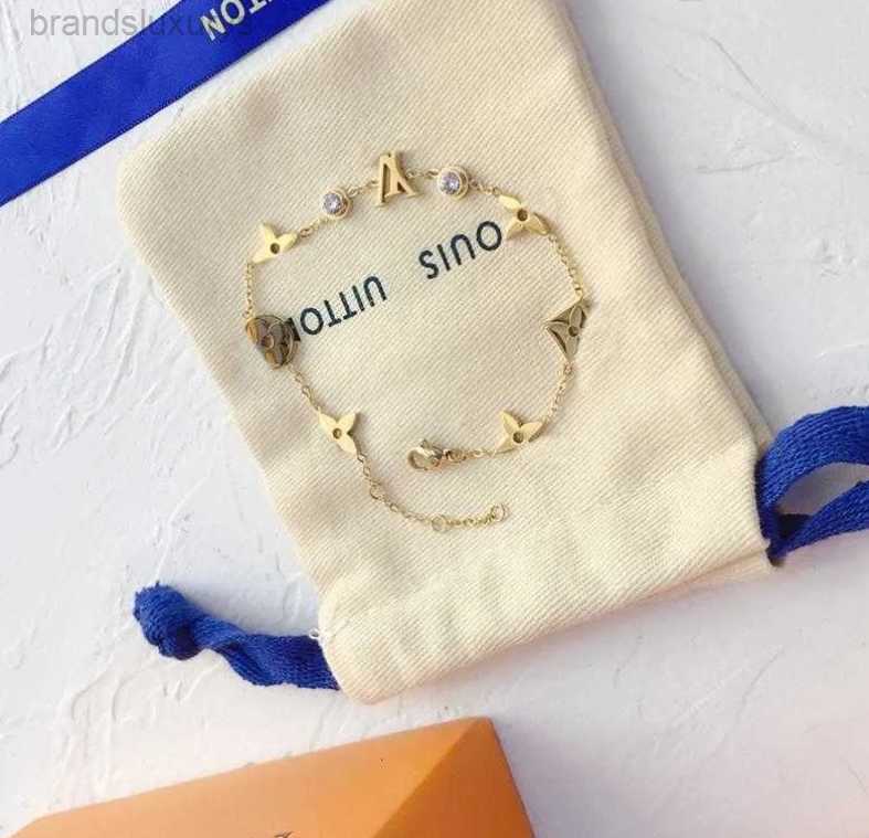 Designer Bracelets de luxe Bangle 18k Gold plaqué en acier inoxydable Lettre de fleurs Pendants Amoureux cadeau Chaîne de bracelet Femme Bracelet