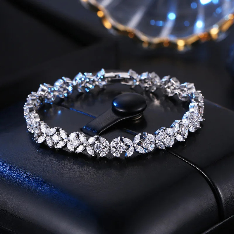 Bracelet de diamant en carbone de fleur de charme 14K Bracelet de mariage en or blanc pour les cadeaux de bijoux de fiançailles de mariée femelle