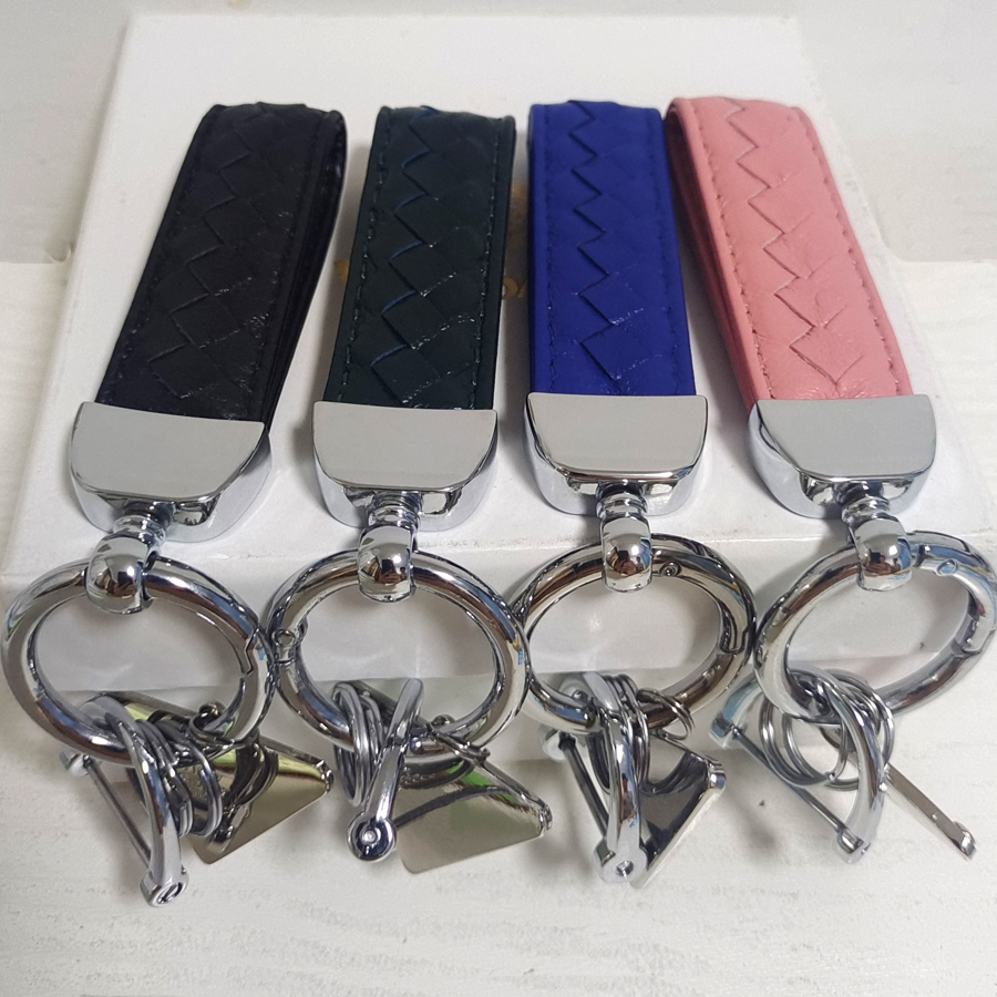 Designer Kelechains Men Femmes Chaînes de clés de voiture Loyring Lovers Keychain Real Le cuir tissage pendentif clé Anneau accessoires avec tour