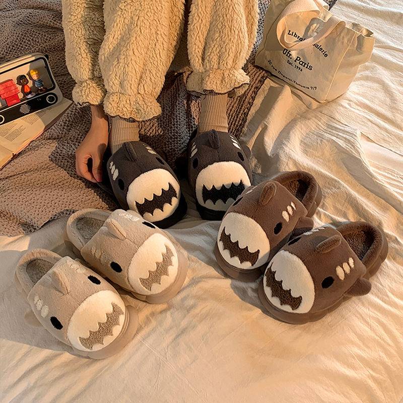 2024 Nouveau livraison gratuite mignon dessin animé requin chaud Veet pantoufles pour femmes automne et hiver fond épais, marcher sur merde Feeg