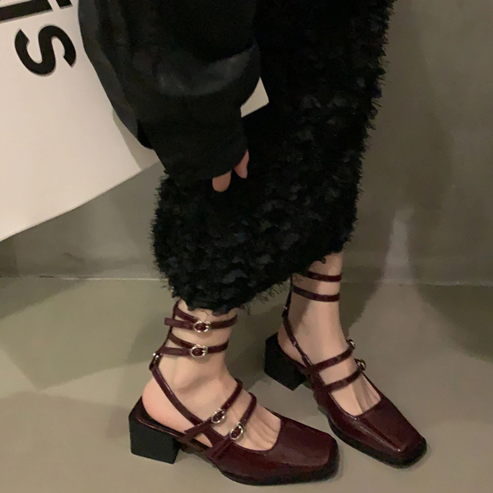 Finition de printemps Finishales de pointe chaussures à talons hauts avec bretelles Sgback Pumps de mode pour femmes Mary Jane Lovey Square Toe B