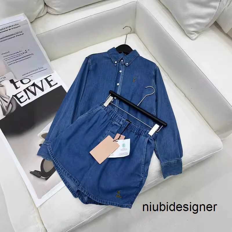 Designer Summer Nanyou Miu Style jeunesse brodé de chemise en denim à revers apparié associé à un short en vrac pour femmes M602