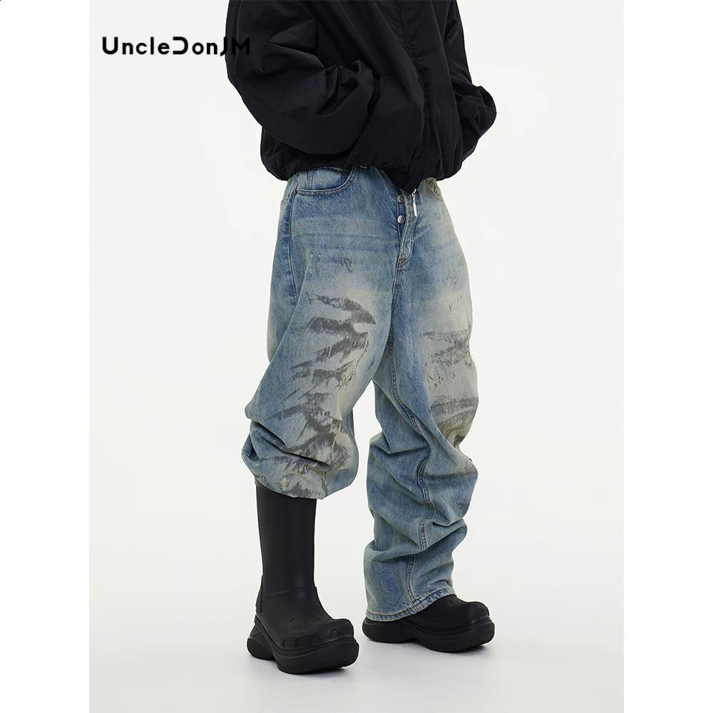 Silhouette de graffiti en détresse lavée Jeans de jean en denim bleu clair et pantalon y2k 240913