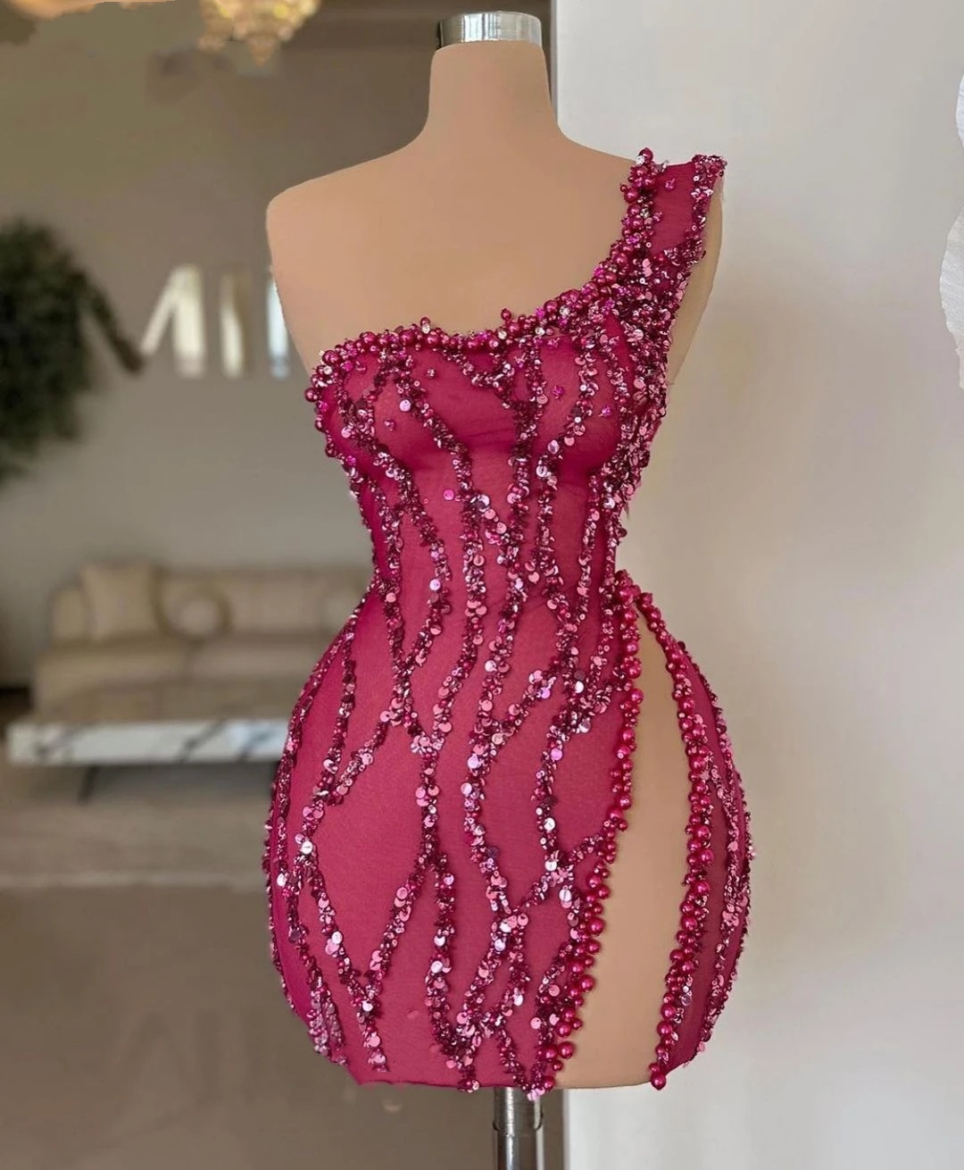 2024 Sexy Fuchsia Robes De Cocktail Courtes Une Épaule Satin Perles De Cristal Perles Gaine Occasion Formelle Porter Partie Homecoming Robe De Ba